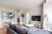 Luxury 3BR near downtown Toronto with free parking