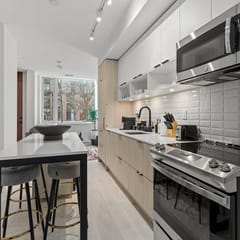 Stylish Townhouse Near Distillery | Patio-Parking
