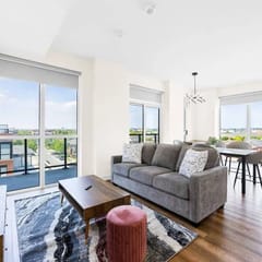 Bright 4BR Loft with City Outlook