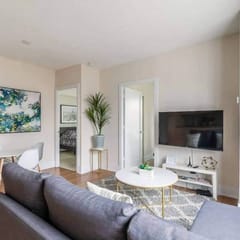 Luxury 3BR near downtown Toronto with free parking