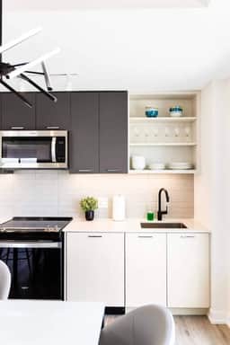 Spacious 3-BDR Home with Incredible View + parking - Image 3