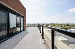 Modern 3Br+Den 2-Storey Townhome w/free parking - Image 2