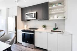 Modern 3Br+Den 2-Storey Townhome w/free parking - Image 4