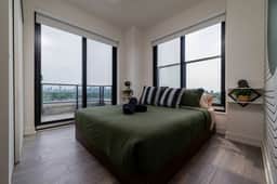 3BR Condo w/ Terrace, Parking & Skyline Views - Image 4
