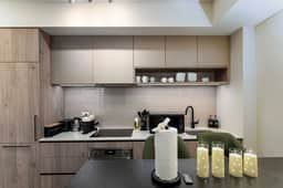 3BR Condo w/ Terrace, Parking & Skyline Views - Image 2