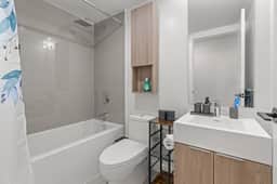 2-Storey 4BDR 3BTH Townhouse in Downtown Toronto - Image 4