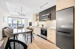 Stylish 3BR Penthouse with Stunning City Views - Image 4