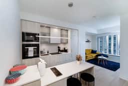 Modern Yorkville Condo • Sleeps 3 • Prime Location - Image 5