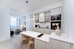 Luxury 1BR Apartment in Heart of Yorkville - Image 2