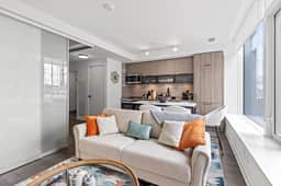Modern 4BR/3BTH Townhouse w/parking in DT Toronto - Image 2