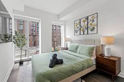 Modern 4BR/3BTH Townhouse w/parking in DT Toronto - Image 3