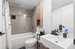 Modern 4BR/3BTH Townhouse w/parking in DT Toronto - Image 4