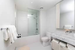 Stylish Yorkville 1BR | Prime Location - Image 4