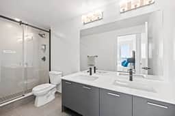 Central 3BR Apt • City Views + Parking - Image 2