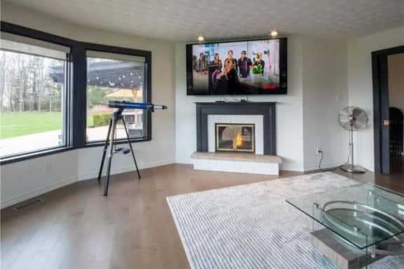 10 Acre Luxury Lakehouse Private Beach TV Room - Image 1