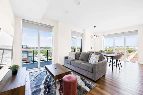 Luxurious Condo Penthouse, Balcony & Parking - Image 1