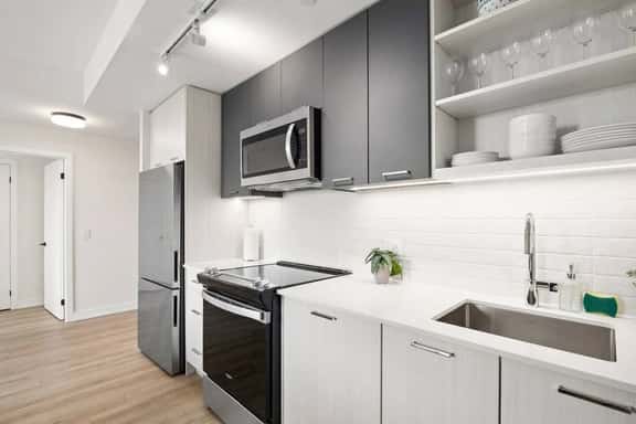 Luxury 4BR Apartment | Stunning Skyline Views - Image 1