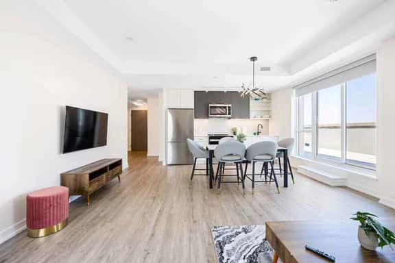 Bright and Cozy 3-Bedroom Home with City Views - Image 1