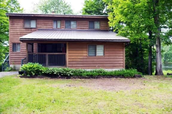 Relaxing 4BR Lake Escape with Patio & BBQ Area - Image 1