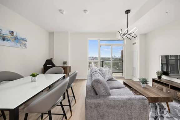 Elegant 4BR Condo with City Views & Free Parking - Image 1