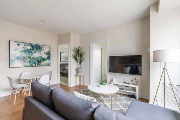 Luxury 3BR near downtown Toronto with free parking - Image 1