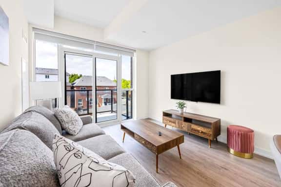 Stylish 3BR Apt | Gorgeous City Views - Image 1