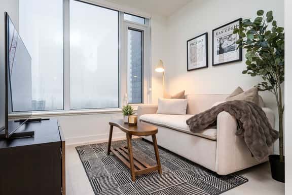 Luxury 1BR Apartment in Heart of Yorkville - Image 1