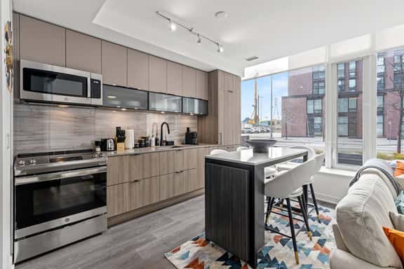 Modern 4BR/3BTH Townhouse w/parking in DT Toronto - Image 1