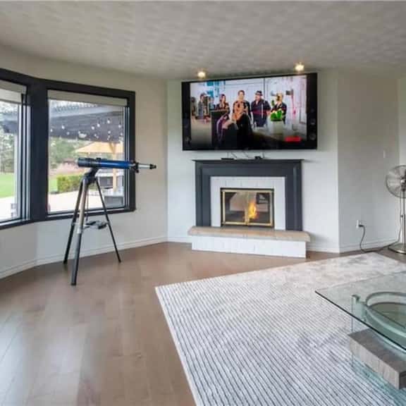 10 Acre Luxury Lakehouse Private Beach TV Room - Image 1