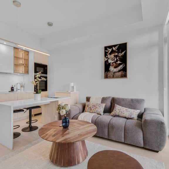 Chic 1BR with City Views in Yorkville - Image 1