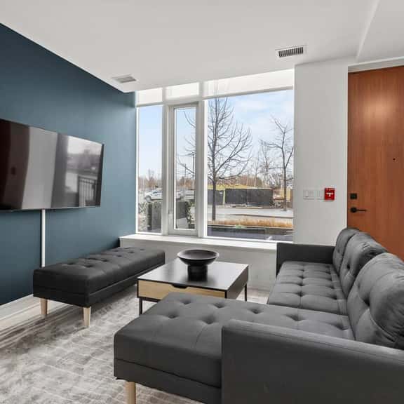 Modern 3BR/2.5BT Home + Free Parking - Image 1