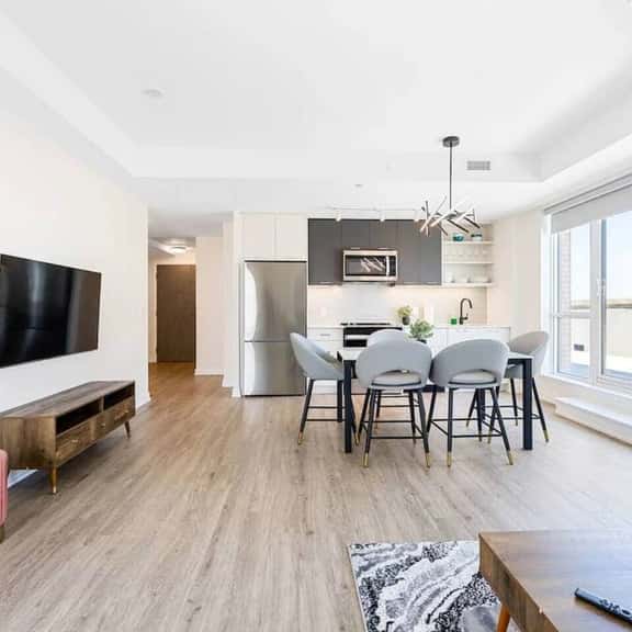 Bright and Cozy 3-Bedroom Home with City Views - Image 1