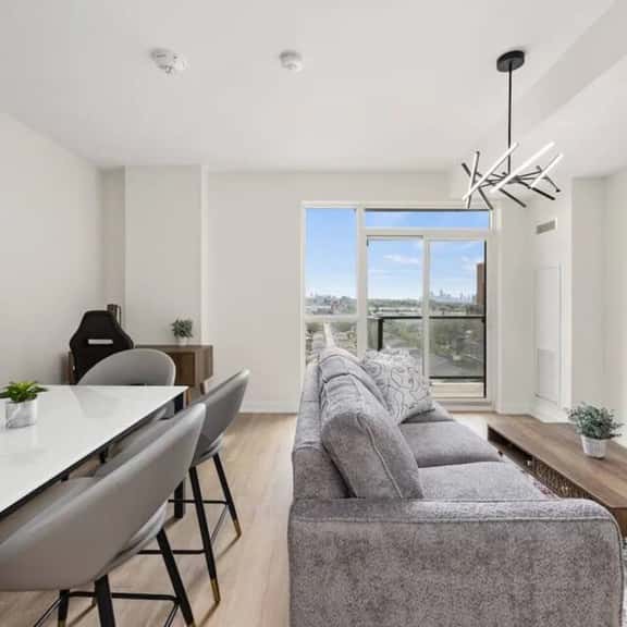 Elegant 4BR Condo with City Views & Free Parking - Image 1