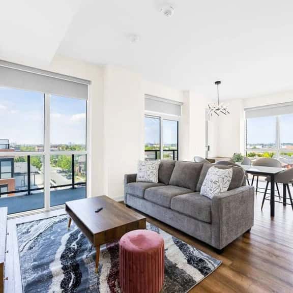 Bright 4BR Loft with City Outlook - Image 1