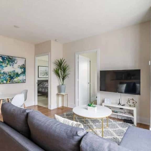 Luxury 3BR near downtown Toronto with free parking - Image 1