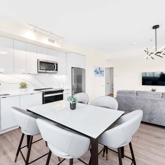 Cloudline Retreat • 4-Bed Toronto Penthouse - Image 1