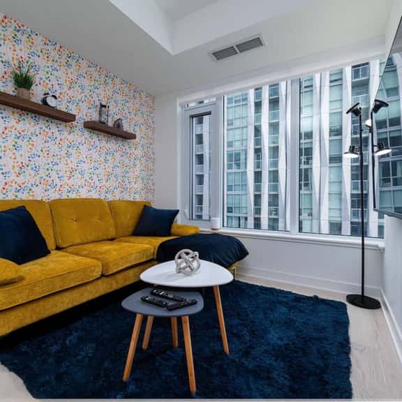 Modern Yorkville Condo • Sleeps 3 • Prime Location - Image 1