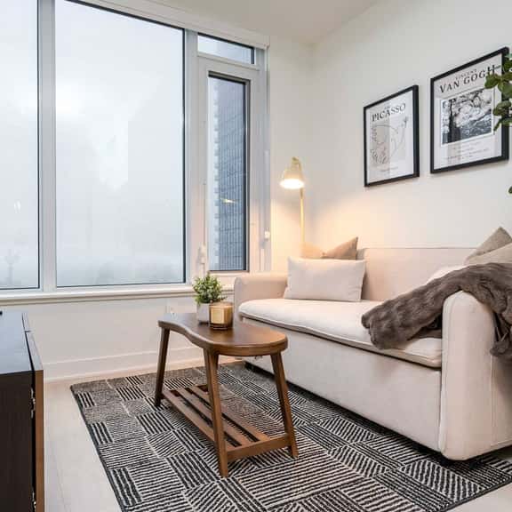 Luxury 1BR Apartment in Heart of Yorkville - Image 1