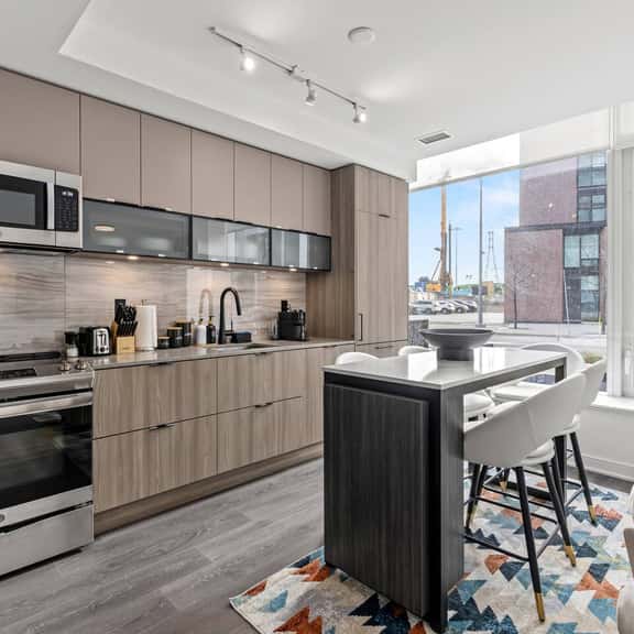 Modern 4BR/3BTH Townhouse w/parking in DT Toronto - Image 1