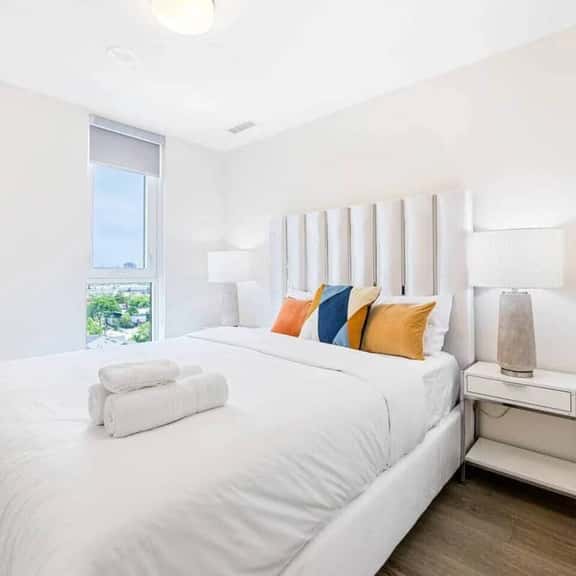 Modern 3BR Penthouse | Skyline & Sunset Views - Image 1