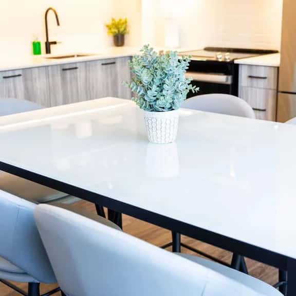 Elegant Townhome Stay | Free Parking - Image 1