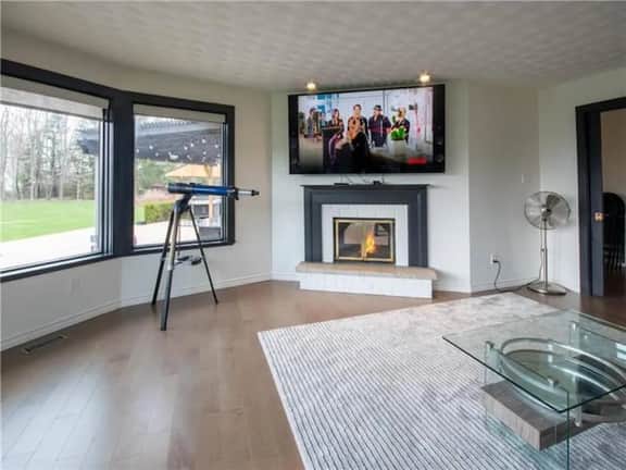 10 Acre Luxury Lakehouse Private Beach TV Room - Image 2
