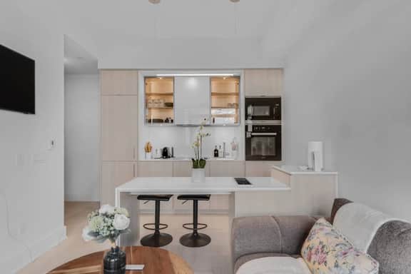 Chic 1BR with City Views in Yorkville - Image 4