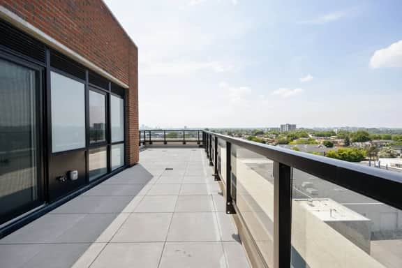 Modern 3Br+Den 2-Storey Townhome w/free parking - Image 2