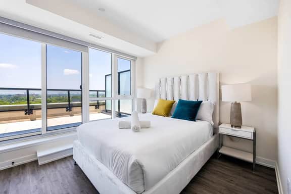 Modern 3Br+Den 2-Storey Townhome w/free parking - Image 3