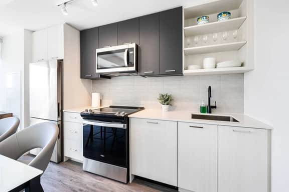 Modern 3Br+Den 2-Storey Townhome w/free parking - Image 4