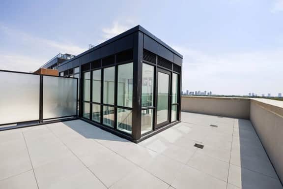 Modern 3Br+Den 2-Storey Townhome w/free parking - Image 5