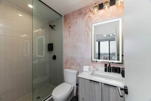 3BR Condo w/ Terrace, Parking & Skyline Views - Image 3