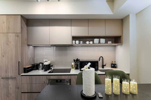 3BR Condo w/ Terrace, Parking & Skyline Views - Image 2