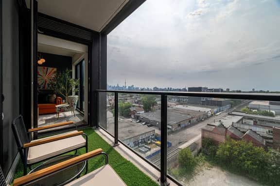 3BR Condo w/ Terrace, Parking & Skyline Views - Image 5